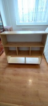 Drevená knižnica, stena, regál, komoda