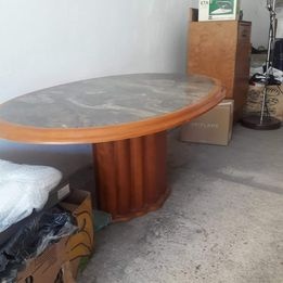 Drevený masívny stolík -čerešňa ,povrch mramor.