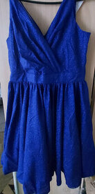 Trblietavé spoločenské šaty v kráľovskej modrej farbe