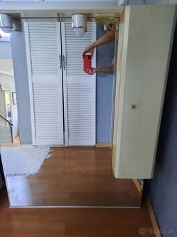 Kúpeľňové zrkadlo so skrinkou s osvetlením
