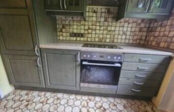 Borovicová zelená kuchyně se spotřebiči, 4931