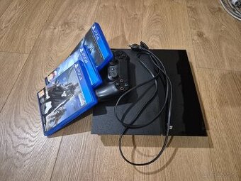 PlayStation 4 – veľmi málo používaná + 1 Pad + 3 hry, 150 €