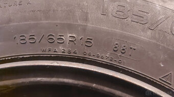 Predám 4 ks letné pneu aj s plechovými diskami - 25000 km