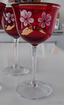 3 ručně malované, rubínové sklenice na víno