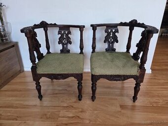 Starožitné drevené stoličky v renesančnom štýle
