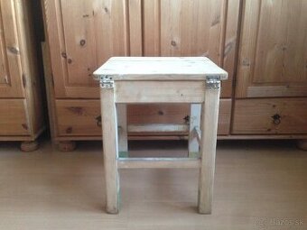Retro drevený stolček
