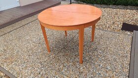 Drevený stôl, stolička, drevený vešiak