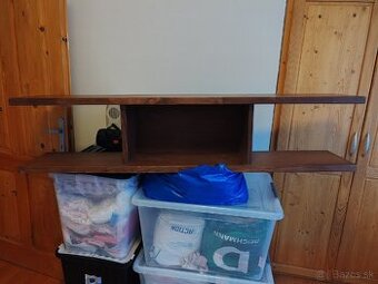 Nastenná polica z masívu