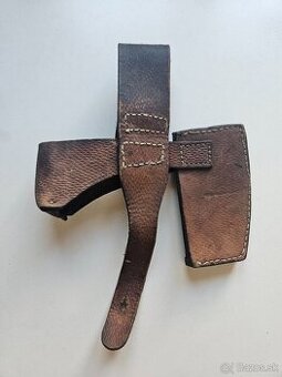 Koženný závesník na sekeru