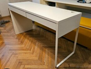 Predám biely stôl IKEA Micke (142cm x 50cm x 75cm)