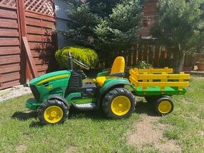 John Deere traktor s vleckou