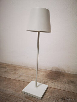 stolna LED lampa