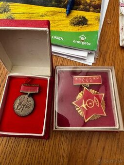 Na predaj: 2 historické socialistické odznaky