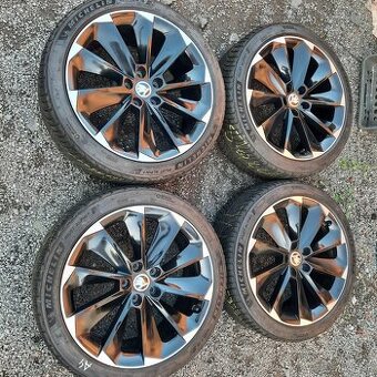 Superb Karoq VRS VW Passat Sharan Supernova zimna sada R19