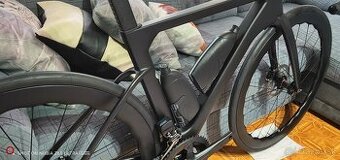 Kompletný karbónový cestný bicykel s elektronickým radením