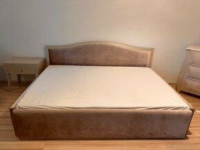 Čalúnená posteľ s komodou a nočným stolíkom - 1
