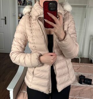 GUESS | dámska prešívaná bunda s kapucňou – jemná nude farba