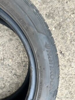 255/45R19