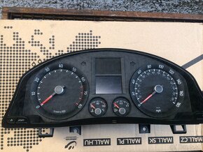 VW Golf 5 budiky