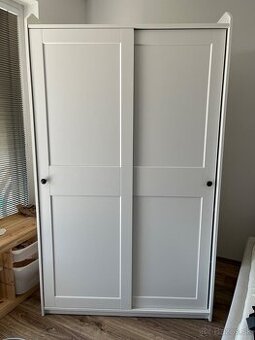 Skriňa IKEA Hauga s posuvnými dverami