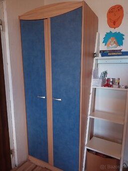 Predám 2 ks kvalitné skriňe farba modra- jelša