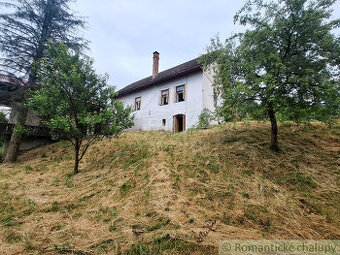 Domčeka a chatka s hospodárskymi budovami pod lyžiarskym s