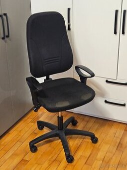 Nastaviteľná kancelárska stolička