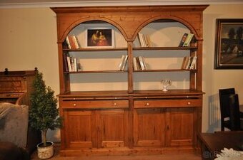 Knižnica z borovicového dreva