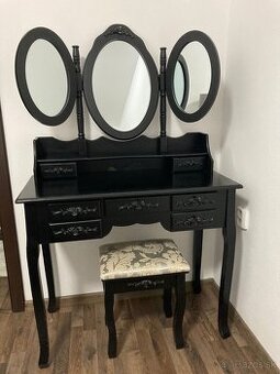 Kozmetický stolík