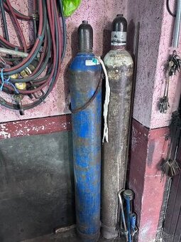 Plynová a kyslikova fľaša s horalmi a hadicami