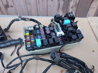 MAZDA Fusebox Poistková skrinka s káblovým zväzkom