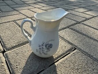 jemný porcelánový džbánik dekoratívny