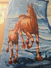 Predám deku s motívom koní (modrá)