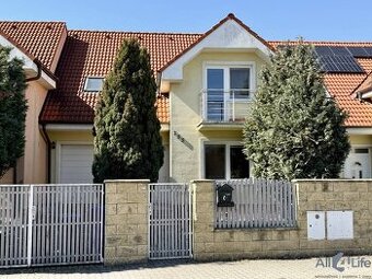 Priestranný dom v radovej zástavbe - dom, ktorý Vás príjemne