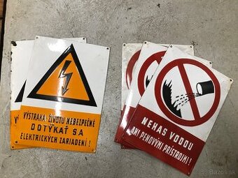 staré smaltované tabuľky
