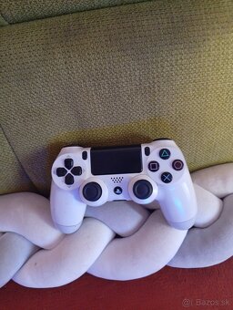 Predám PS4 s hrami ovládačom,stojanom na nabíjanie .