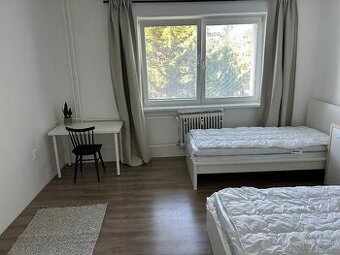 Priestranný byt 90 m2 s bezplatným parkovaním, zeleňou