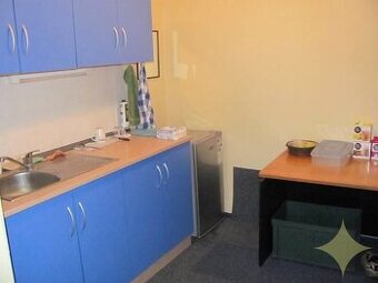 Prenájom, kancelárske priestory s parkovaním 10 minút od nám - 1