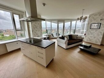 Prenájom 4 izbový byt na Landererovej ulici Bratislavy.
