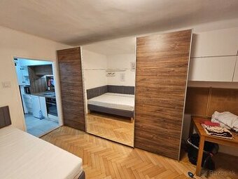 Šatníková skriňa