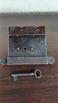 Starožitný kuvaný zámok na truhlicu