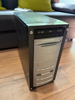 Stolový počítač s Windows XP – ideálny pre staršie programy