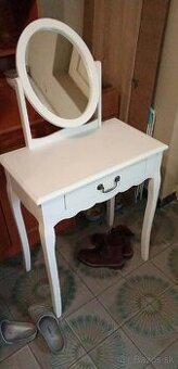 Kozmetický make up stolík