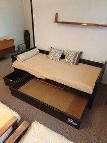Polohovateľná posteľ s úložným priestorom, polička