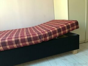 Polohovateľná posteľ s úložným priestorom