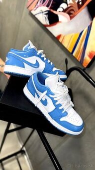 AIR Jordan 1 Low SE UNC Patent (GS) – modro-biele (EU 40)