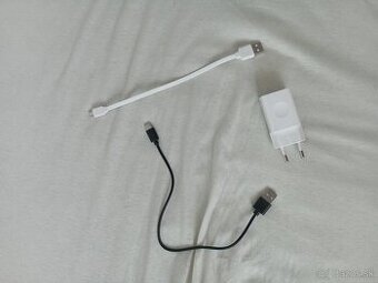 Nabíjačka + 2 USB káble (micro USB a USB-C)