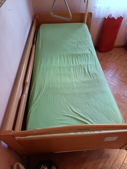 Nemocničná posteľ
