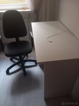 Kancelárske kreslo a pisaci stól
