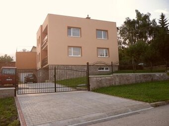 viacgeneračný rodinný dom -3 byty a 2 garáže -Martin Stráne